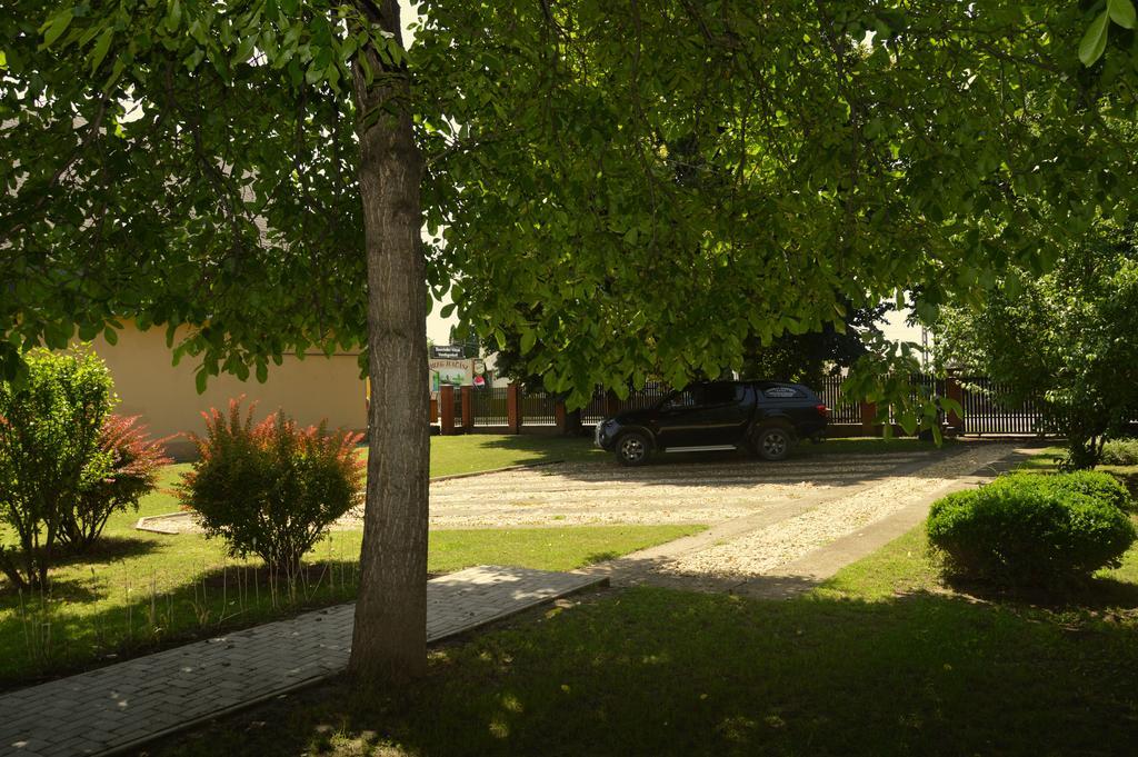 Tisza-Kert Apartmanok Tiszafüred Buitenkant foto