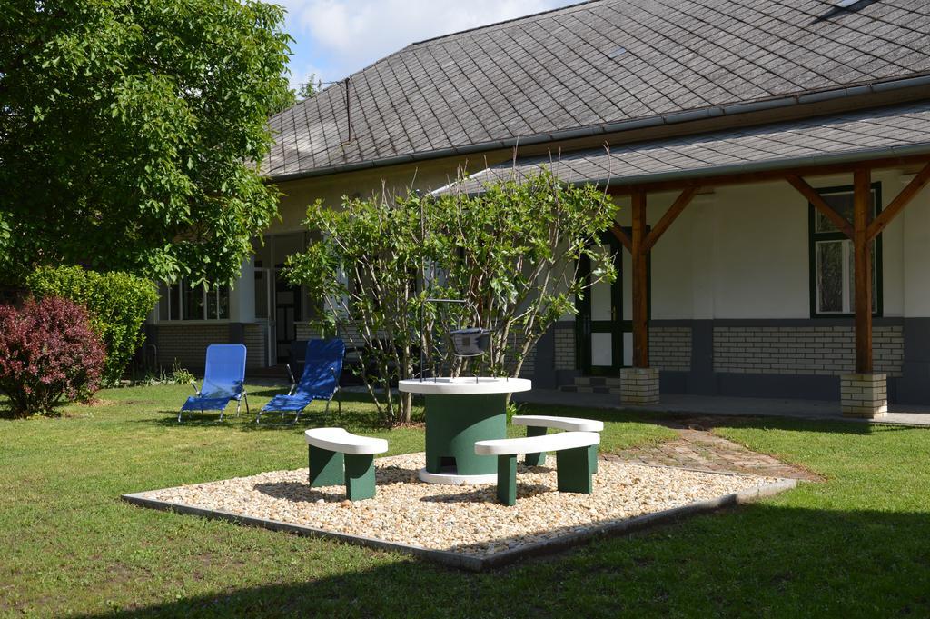 Tisza-Kert Apartmanok Tiszafüred Buitenkant foto